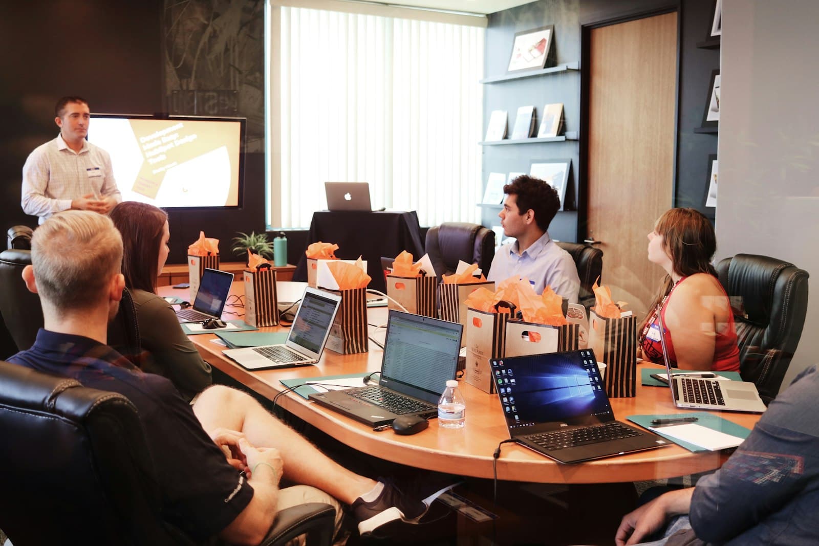 IT team mapping out a phased cloud migration plan together